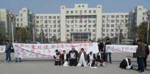 2016年2月23日凌晨五点左右,河南省太康县常营村八里庙村乡道附近,发生一起重大交通事故,一辆小轿车(超速占道行驶)撞上一辆三轮车,造成三人死亡。